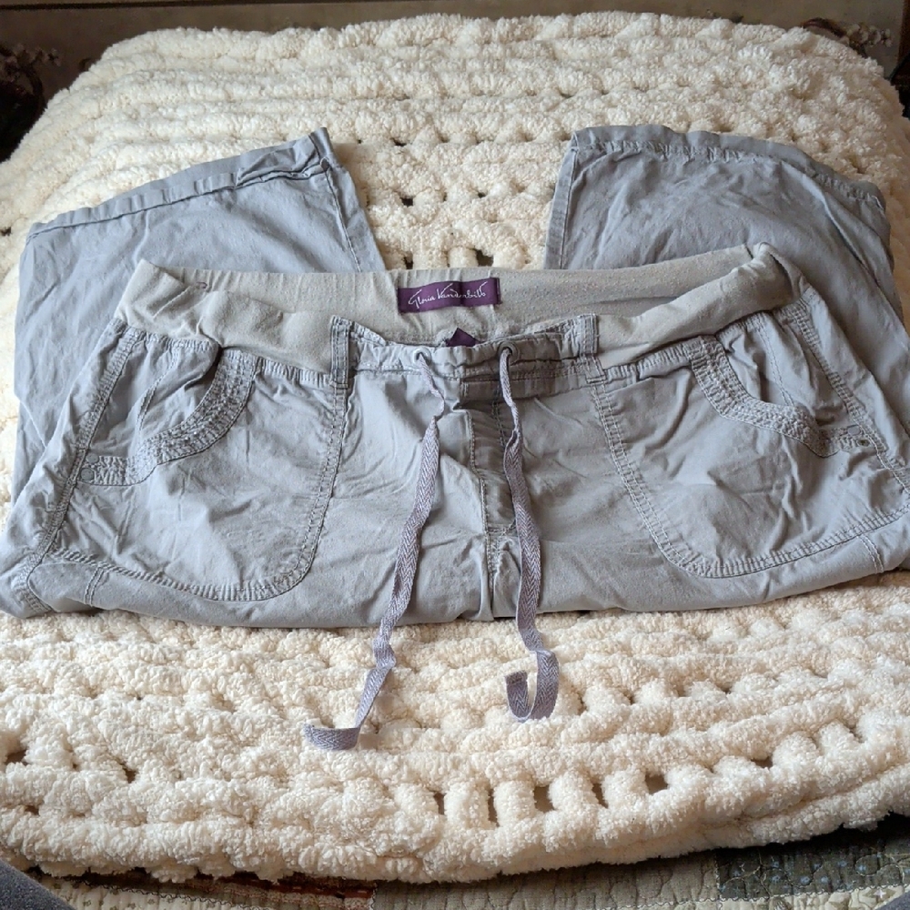 Gloria Vanderbilt Light Gray Capris